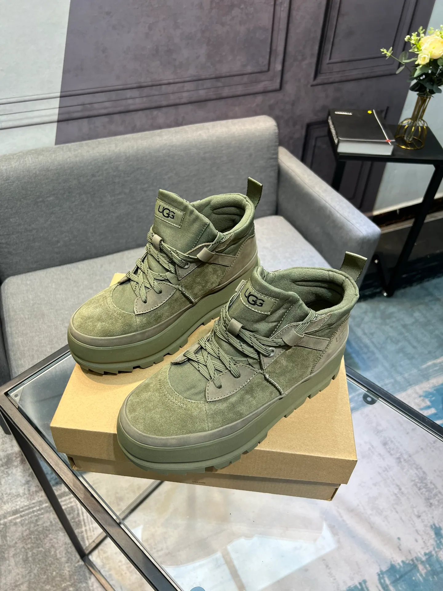 Men's shoes 💰620 (UGG) New 👉 Warm series for casual men, the simple and elegant shoe style sublimates the classics, the fabric is made of imported cowhide embossed ➕ warm real wool lining, and the special rubber outsole upgrades the wearing experience ✌️ Comfortable on the feet, very domineering! Code number:38-44